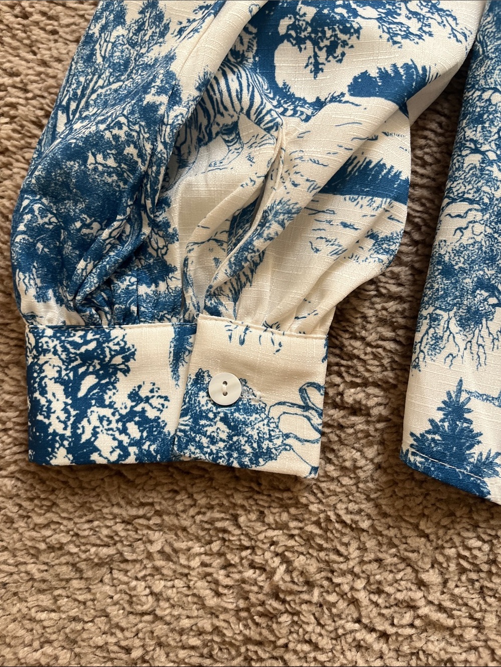 Toile Style Ivory Shirt with Blue Scenic Print NWT - Picture 4 of 6